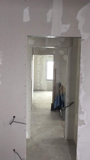 Cloisons intérieures en plaques de plâtre, ponçage et enduisage pour une maison de plain-pied avec étage thumbnail