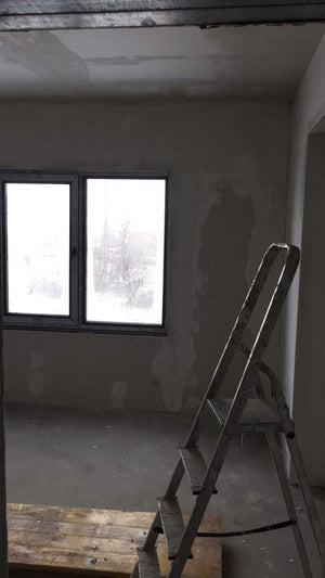 Cloisons intérieures en plaques de plâtre, ponçage et enduisage pour une maison de plain-pied avec étage thumbnail