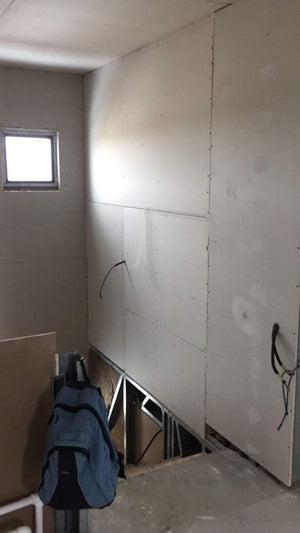 Cloisons intérieures en plaques de plâtre, ponçage et enduisage pour une maison de plain-pied avec étage thumbnail