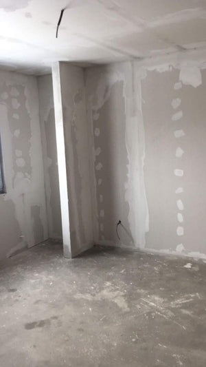 Cloisons intérieures en plaques de plâtre, ponçage et enduisage pour une maison de plain-pied avec étage thumbnail