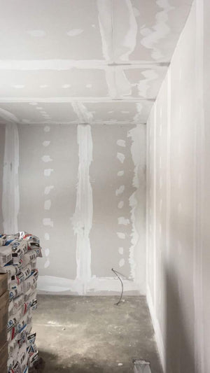 Cloisons intérieures en plaques de plâtre, ponçage et enduisage pour une maison de plain-pied avec étage thumbnail