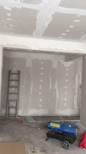 Cloisons intérieures en plaques de plâtre, ponçage et enduisage pour une maison de plain-pied avec étage thumbnail