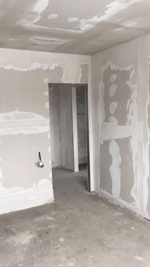 Cloisons intérieures en plaques de plâtre, ponçage et enduisage pour une maison de plain-pied avec étage thumbnail