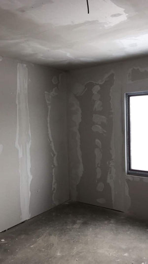 Cloisons intérieures en plaques de plâtre, ponçage et enduisage pour une maison de plain-pied avec étage thumbnail