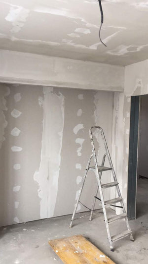 Cloisons intérieures en plaques de plâtre, ponçage et enduisage pour une maison de plain-pied avec étage thumbnail