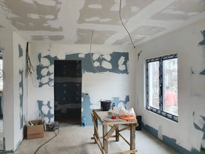 Cloisons intérieures en plaques de plâtre, ponçage et enduisage pour une maison de plain-pied avec étage thumbnail