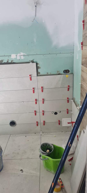 Cloisons intérieures blanches en plaques de plâtre pour les murs avec peinture lavable, finitions thumbnail