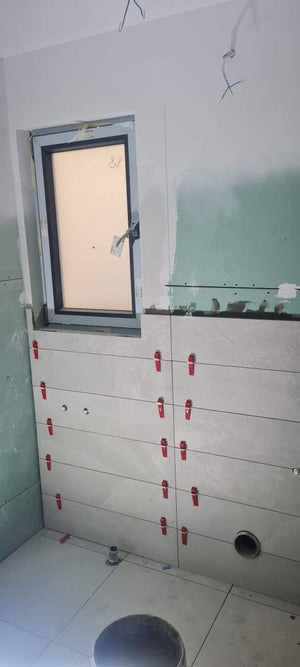 Cloisons intérieures blanches en plaques de plâtre pour les murs avec peinture lavable, finitions thumbnail