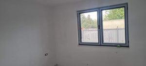 Cloisons intérieures blanches en plaques de plâtre pour les murs avec peinture lavable, finitions thumbnail
