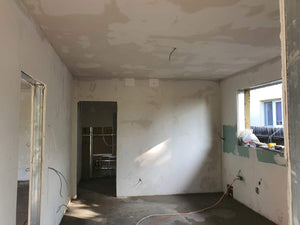 Cloisons intérieures blanches en plaques de plâtre pour les murs avec peinture lavable, finitions thumbnail