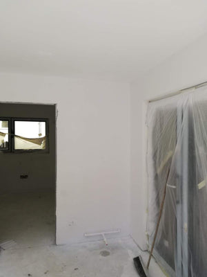 Cloisons intérieures blanches en plaques de plâtre pour les murs avec peinture lavable, finitions thumbnail