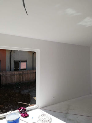 Cloisons intérieures blanches en plaques de plâtre pour les murs avec peinture lavable, finitions thumbnail