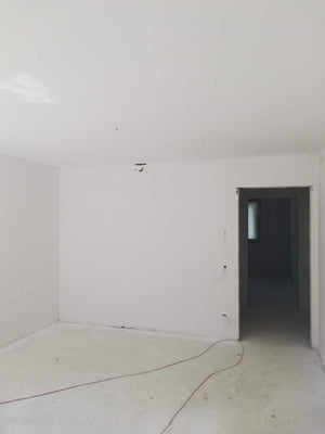 Cloisons intérieures blanches en plaques de plâtre pour les murs avec peinture lavable, finitions thumbnail