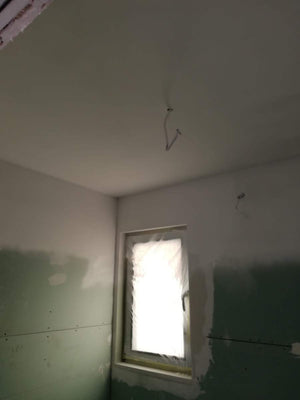 Cloisons intérieures blanches en plaques de plâtre pour les murs avec peinture lavable, finitions thumbnail