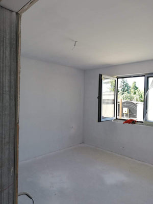 Cloisons intérieures blanches en plaques de plâtre pour les murs avec peinture lavable, finitions thumbnail