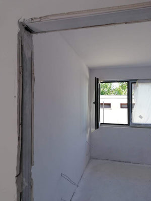 Cloisons intérieures blanches en plaques de plâtre pour les murs avec peinture lavable, finitions thumbnail