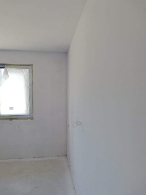 Cloisons intérieures blanches en plaques de plâtre pour les murs avec peinture lavable, finitions thumbnail
