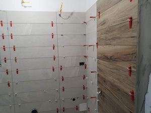 Cloisons intérieures blanches en plaques de plâtre pour les murs avec peinture lavable, finitions thumbnail