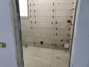 Cloisons intérieures blanches en plaques de plâtre pour les murs avec peinture lavable, finitions thumbnail