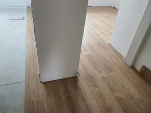 Cloisons intérieures blanches en plaques de plâtre pour les murs avec peinture lavable, finitions thumbnail