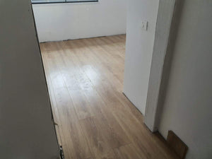 Cloisons intérieures blanches en plaques de plâtre pour les murs avec peinture lavable, finitions thumbnail