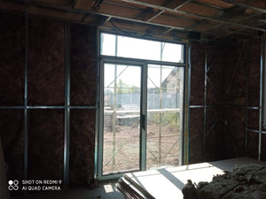 Fermeture des murs intérieurs pour une maison avec rez-de-chaussée et étage, étape de remplissage avec de la laine minérale thumbnail