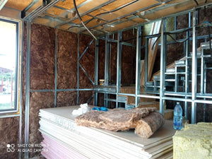 Fermeture des murs intérieurs pour une maison avec rez-de-chaussée et étage, étape de remplissage avec de la laine minérale thumbnail