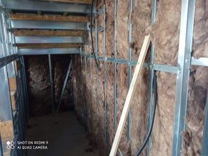Fermeture des murs intérieurs pour une maison avec rez-de-chaussée et étage, étape de remplissage avec de la laine minérale thumbnail