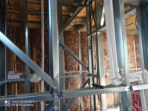Fermeture des murs intérieurs pour une maison avec rez-de-chaussée et étage, étape de remplissage avec de la laine minérale thumbnail