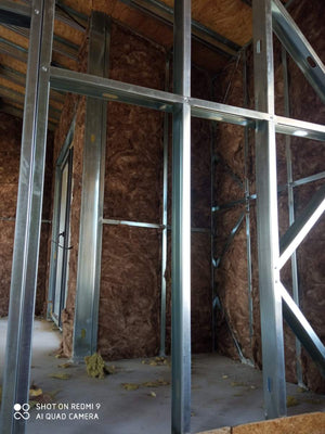 Fermeture des murs intérieurs pour une maison avec rez-de-chaussée et étage, étape de remplissage avec de la laine minérale thumbnail