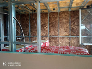 Fermeture des murs intérieurs pour une maison avec rez-de-chaussée et étage, étape de remplissage avec de la laine minérale thumbnail