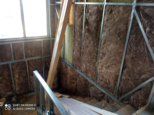 Fermeture des murs intérieurs pour une maison avec rez-de-chaussée et étage, étape de remplissage avec de la laine minérale thumbnail
