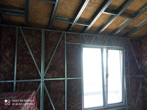 Fermeture des murs intérieurs pour une maison avec rez-de-chaussée et étage, étape de remplissage avec de la laine minérale thumbnail