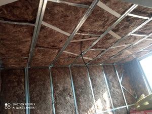 Fermeture des murs intérieurs pour une maison avec rez-de-chaussée et étage, étape de remplissage avec de la laine minérale thumbnail