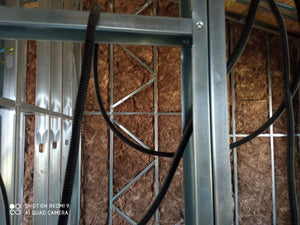 Fermeture des murs intérieurs pour une maison avec rez-de-chaussée et étage, étape de remplissage avec de la laine minérale thumbnail