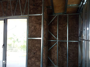Fermeture des murs intérieurs pour une maison avec rez-de-chaussée et étage, étape de remplissage avec de la laine minérale thumbnail