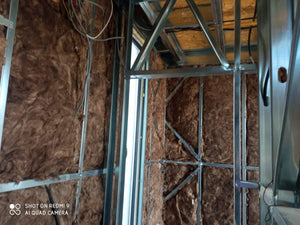 Fermeture des murs intérieurs pour une maison avec rez-de-chaussée et étage, étape de remplissage avec de la laine minérale thumbnail