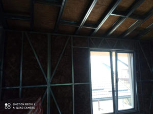 Fermeture des murs intérieurs pour une maison avec rez-de-chaussée et étage, étape de remplissage avec de la laine minérale thumbnail