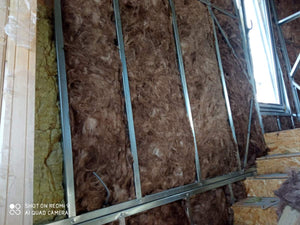 Fermeture des murs intérieurs pour une maison avec rez-de-chaussée et étage, étape de remplissage avec de la laine minérale thumbnail