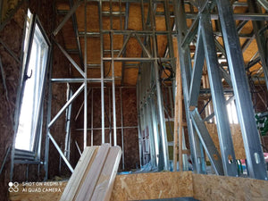Fermeture des murs intérieurs pour une maison avec rez-de-chaussée et étage, étape de remplissage avec de la laine minérale thumbnail