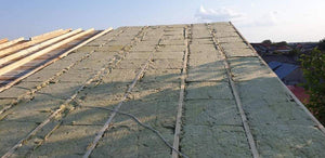Isolation du toit avec de la laine minérale et installation de tuiles métalliques thumbnail
