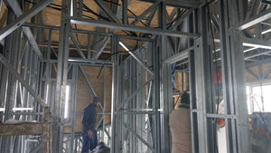 Isolation du toit pour une maison sur structure métallique thumbnail
