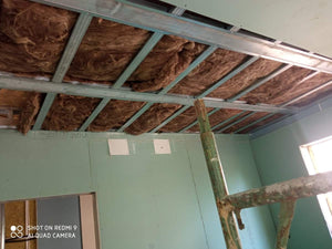 Isolation des murs extérieurs et des murs de séparation pour une maison sur structure métallique thumbnail