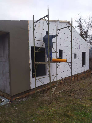 Application de mastic pour les façades d'une pension agrotouristique financée par des fonds européens thumbnail