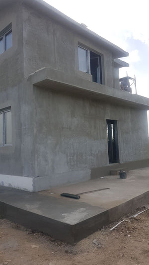 Application de mastic pour la façade d'une maison en métal à Domnesti thumbnail