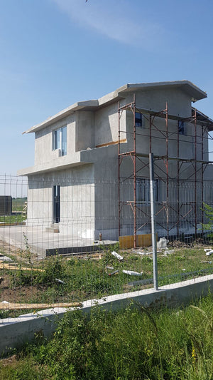 Application de mastic pour la façade d'une maison en métal à Domnesti thumbnail
