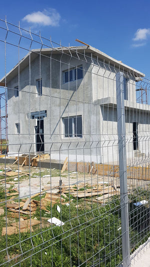 Application de mastic pour la façade d'une maison en métal à Domnesti thumbnail
