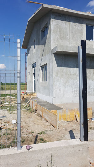 Application de mastic pour la façade d'une maison en métal à Domnesti thumbnail