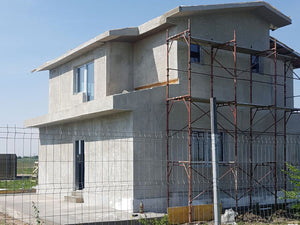 Application de mastic pour la façade d'une maison en métal à Domnesti thumbnail