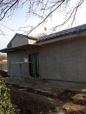 Application de mastic et installation de la toiture pour une maison de plain-pied de 84 mètres carrés en métal thumbnail